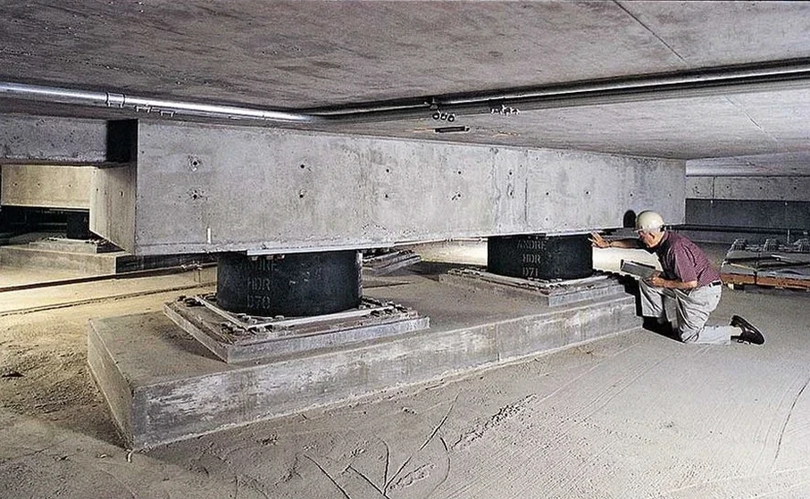 Projeto de Isolamento Sísmico de Base em Recife